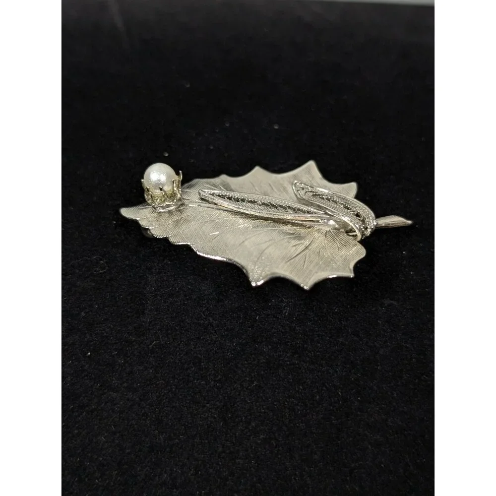 Vintage Silver Tone Filigree‎ Leaf Faux Pearl Pin Brooch